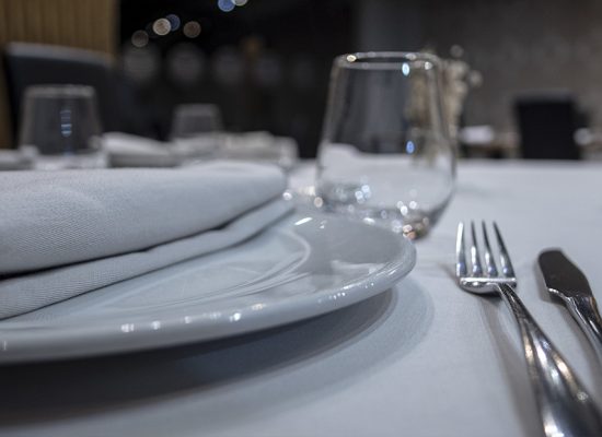detalle-mesa-montada-sala